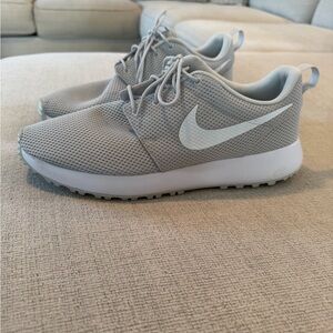 Nike Golf Gray and White Athletic Shoes with Lightweight Design